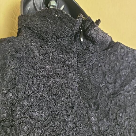 Vince Camuto Lace Long Sleeve - Picture 6 of 8